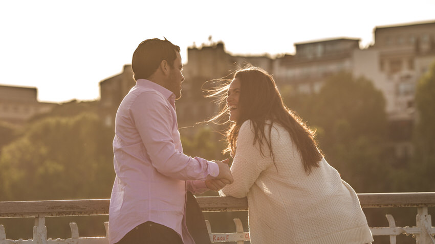 Séance photo de couple au Trocadéro à Paris