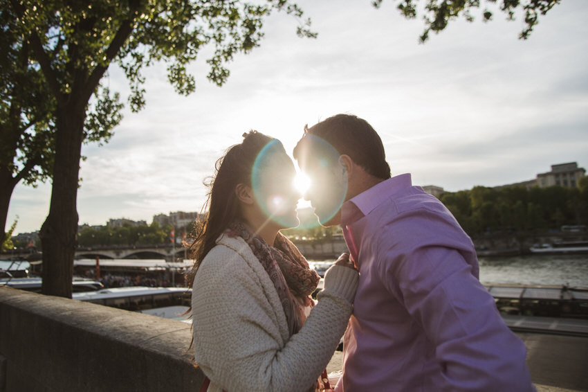 Séance photo de couple au Trocadéro à Paris