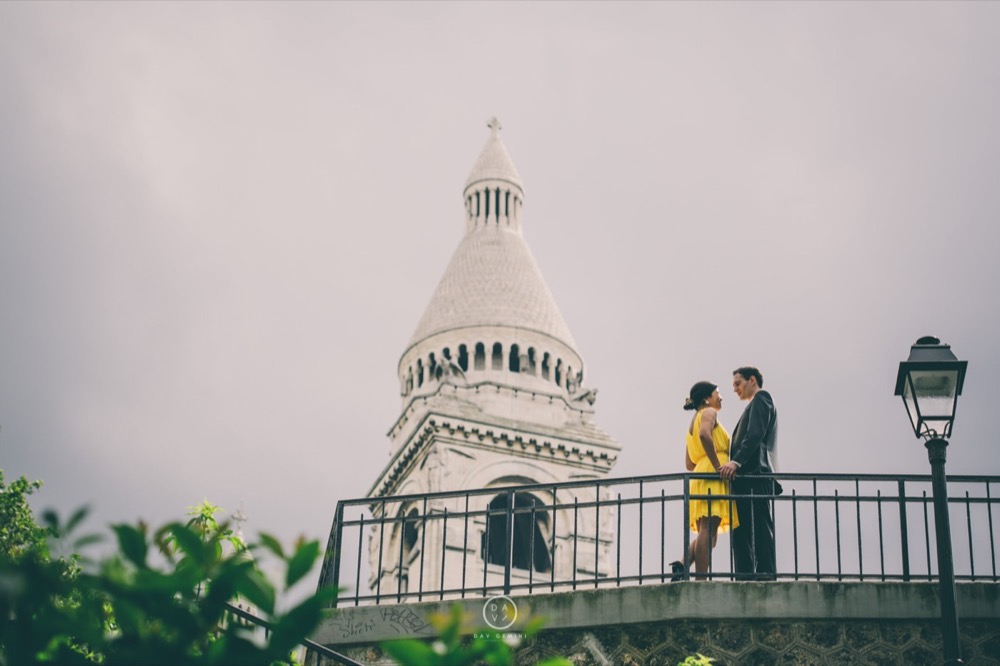 Love session à Montmartre Séance couple romantique sur les quais de Seine à Paris