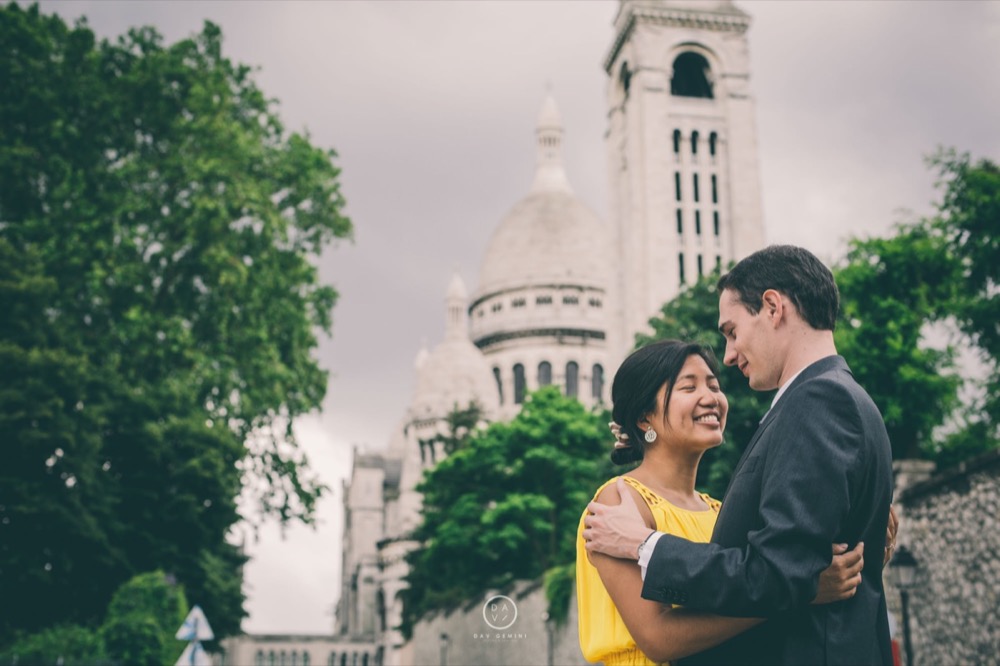 Séance couple romantique sur les quais de Seine à Paris
