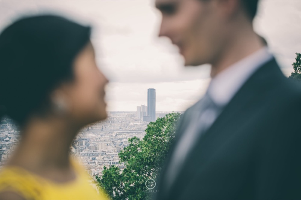 Séance couple romantique sur les quais de Seine à Paris