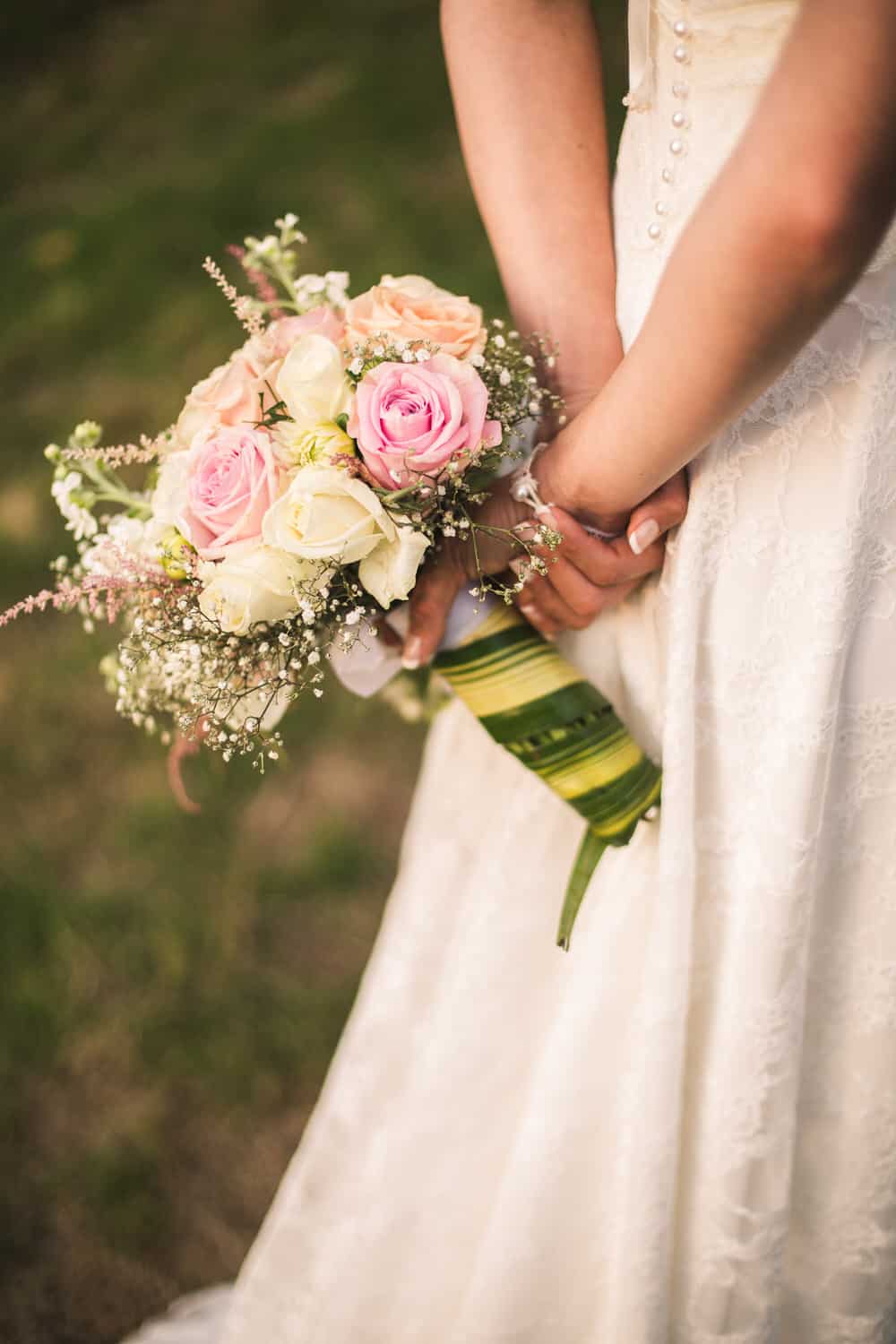 Photos de mariage à la ferme de la petite loge - mariage champêtre - Robe par Elsa Gary
